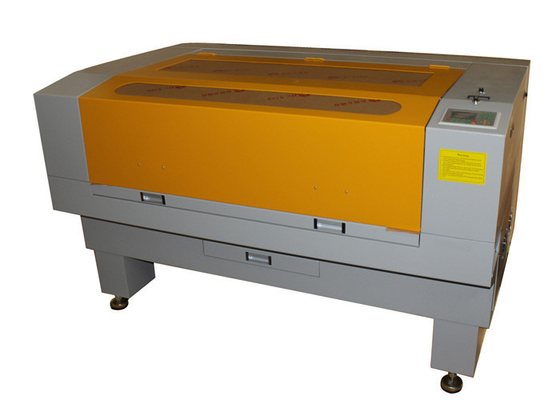 CD-Kamera-CO2-Laser-Schneidemaschine-Schnitt-gesponnene kleine Aufkleber und eingetragene Warenzeichen