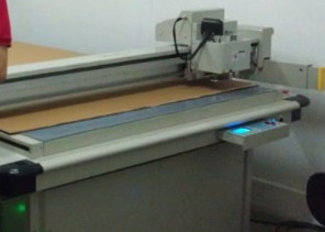 Schneidemaschine-Schneider-Tabelle pp.-PVCs gewölbte Coroplast Beispiel
